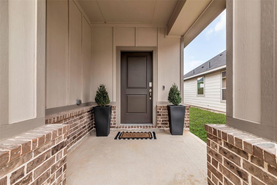 Exterior details and patio area of a home in Westridge Cove 40′, Conroe (Image 4). Exterior details and patio area of a home in Westridge Cove 40′, Conroe (Image 4).
