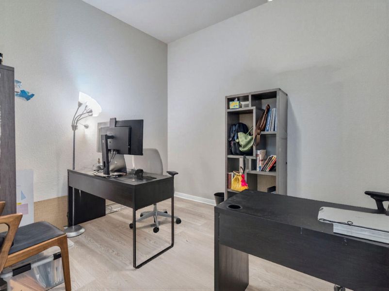 An adaptable office space with neutral tones and durable flooring, ideal for productivity.
