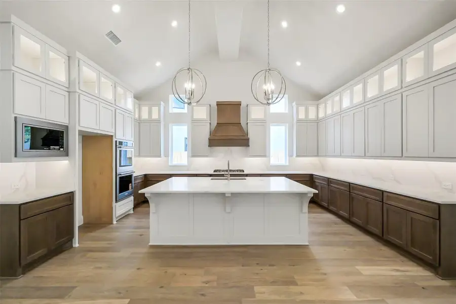 Furnished interior view inside a new home in Evergreen 70', Conroe (Image 8).