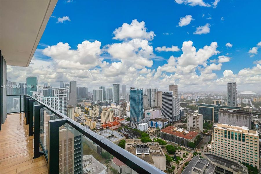 Condo located in Miami, FL showcasing its design and architecture (Image 25).