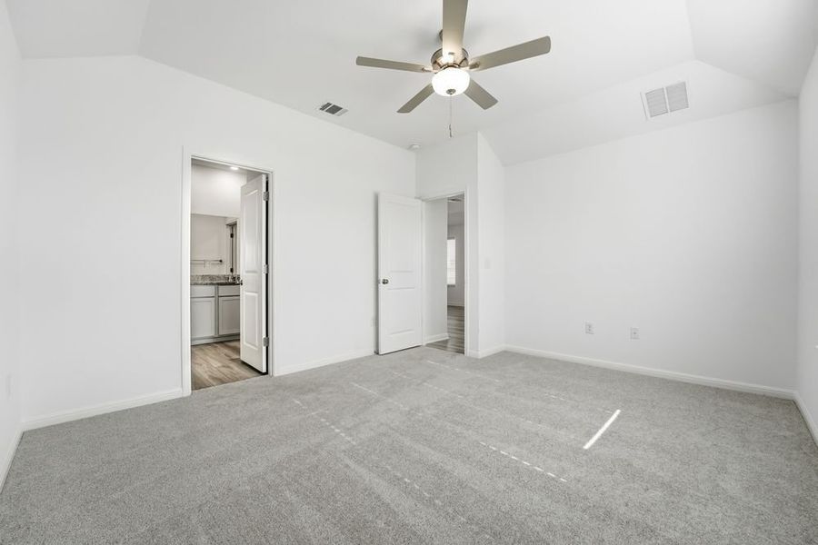 Spacious, unfurnished interior of a new home in Longview, Del Valle (Image 16).