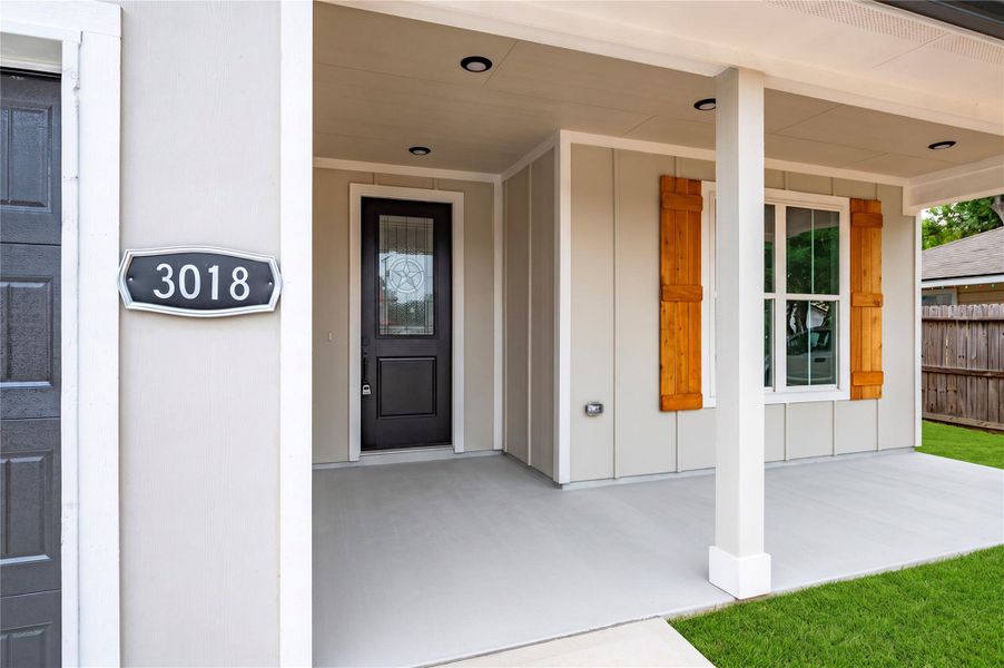 Exterior details and patio area of a home in , Texas City (Image 19).