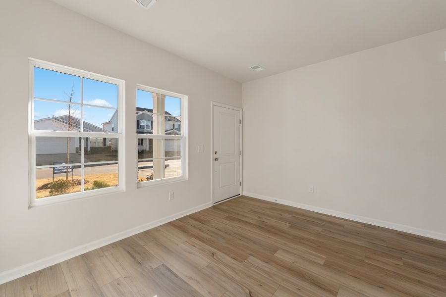 Spacious, unfurnished interior of a new home in Richmond Hill, Inman (Image 15).