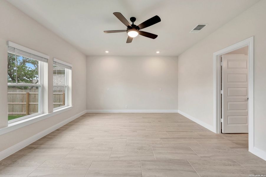 Spacious, unfurnished interior of a new home in Davis Ranch 60', San Antonio (Image 29). Spacious, unfurnished interior of a new home in Davis Ranch 60', San Antonio (Image 29).