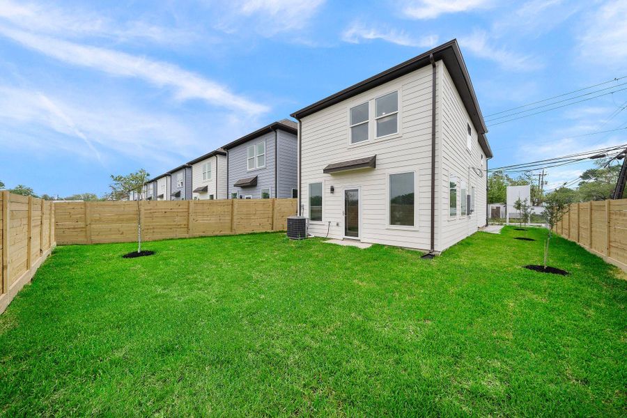 Exterior details and patio area of a home in Scranton Estates, Houston (Image 22).