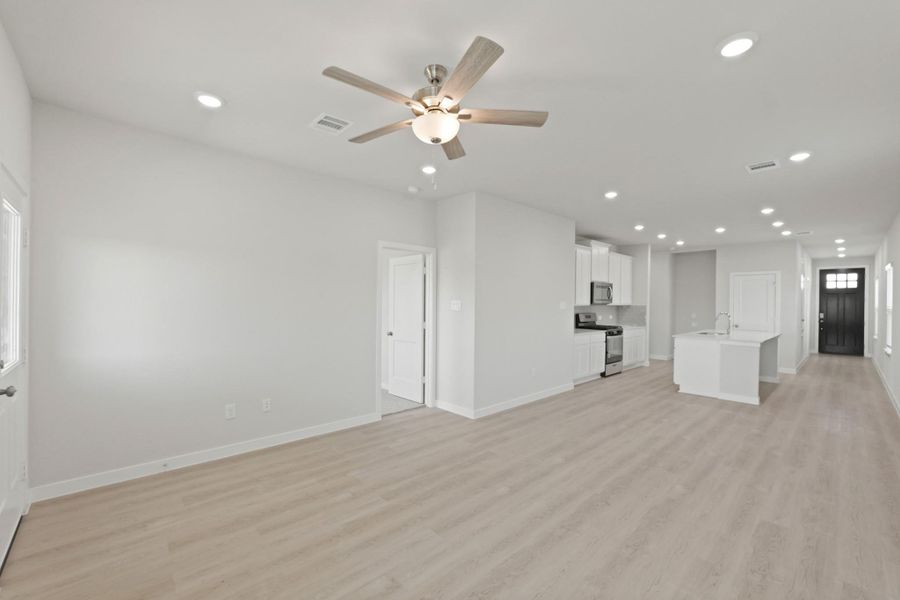 Spacious, unfurnished interior of a new home in River Ranch Trails, Dayton (Image 12).