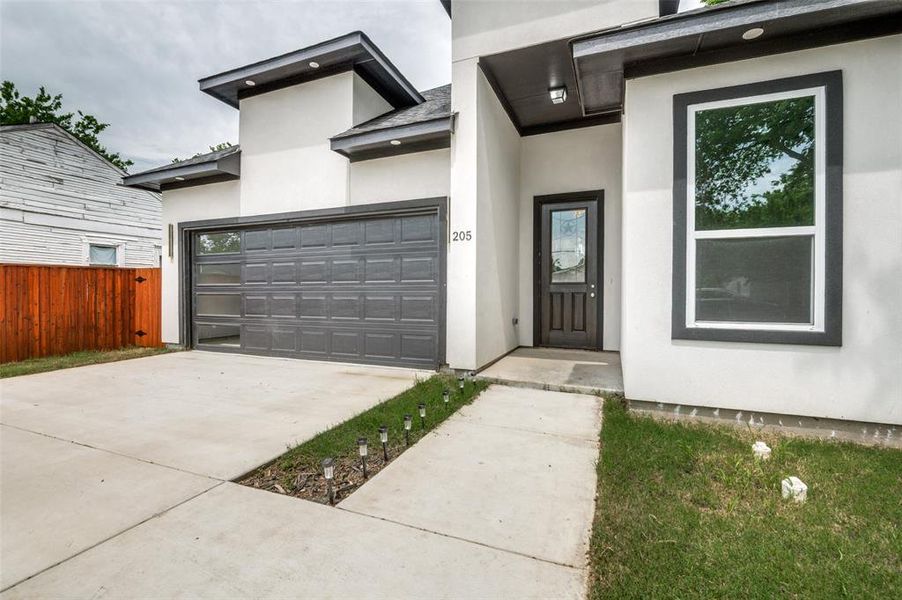 Exterior details and patio area of a home in , Waxahachie (Image 3).