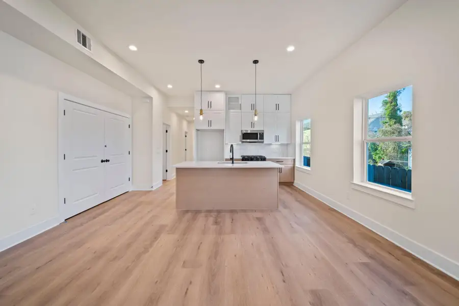Spacious, unfurnished interior of a new home in , Houston (Image 11).