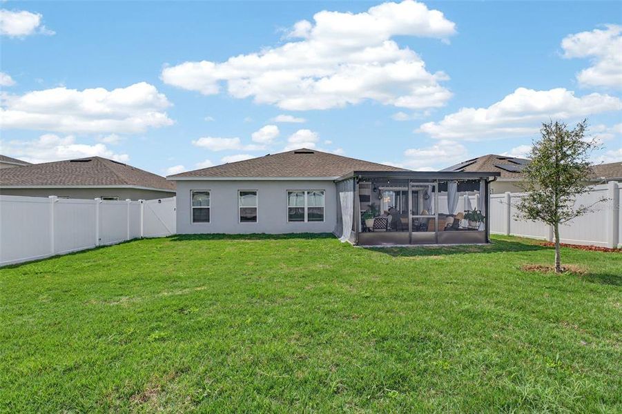 Exterior details and patio area of a home in Laurel Glen, Haines City (Image 26).