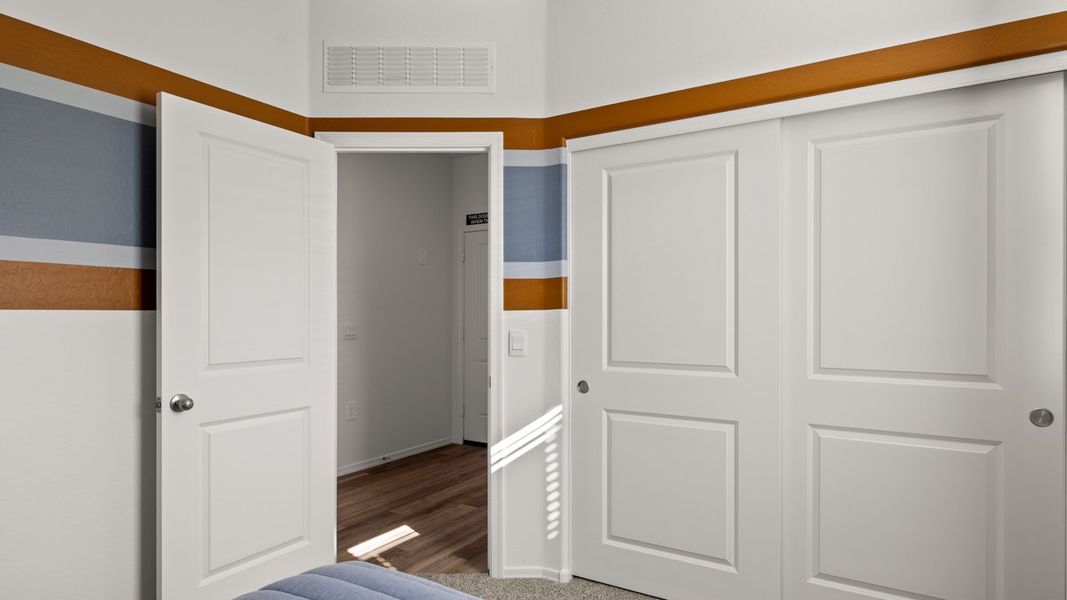Spacious, unfurnished interior of a new home in Rio Rancho Estates, Wittmann (Image 25).