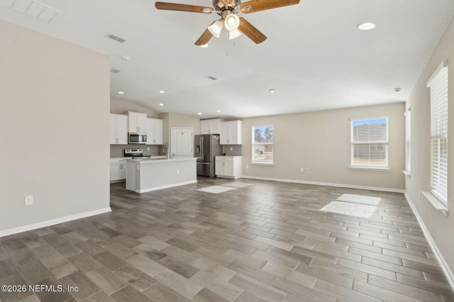 Spacious, unfurnished interior of a new home in , Yulee (Image 14).