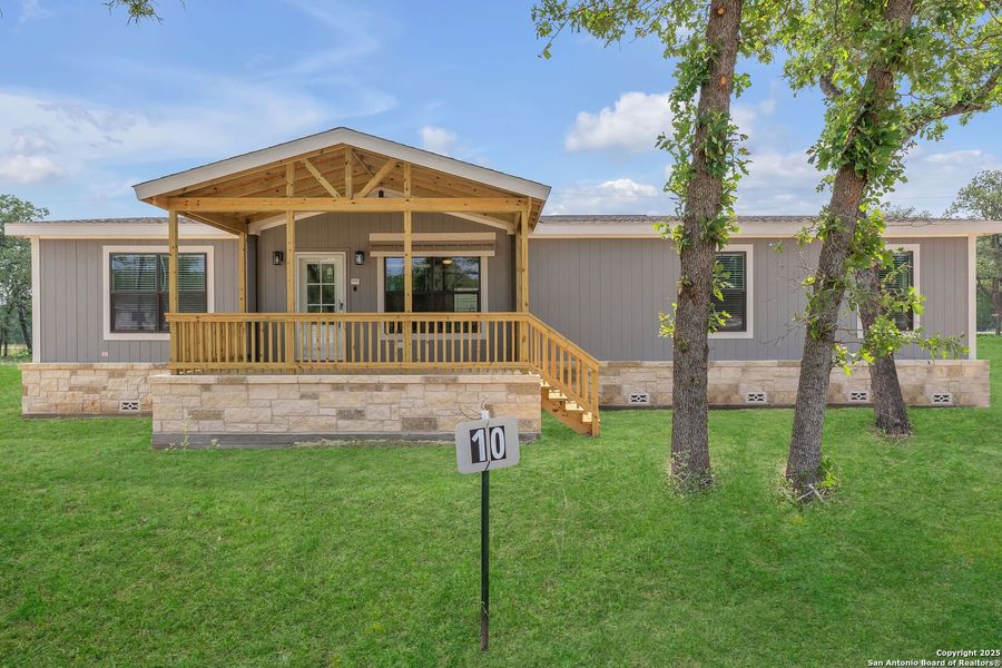 Exterior details and patio area of a home in , La Vernia (Image 1). Exterior details and patio area of a home in , La Vernia (Image 1).