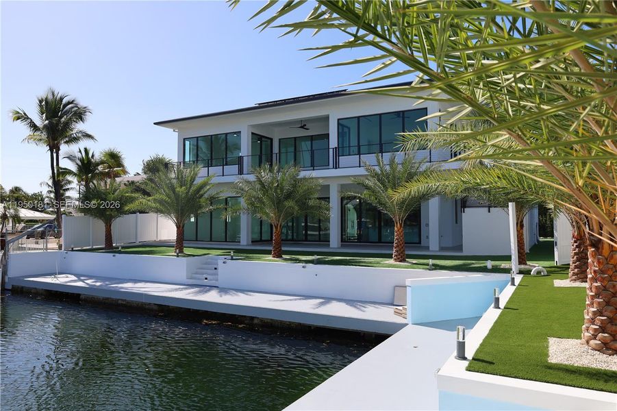 Exterior details and patio area of a home in , Key Largo (Image 15).