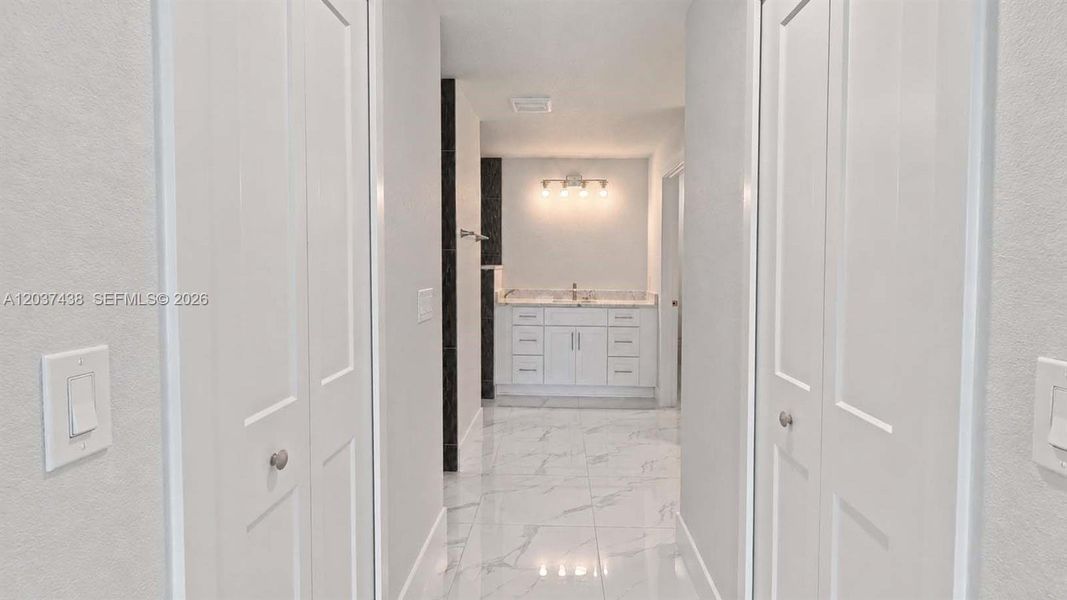 Spacious, unfurnished interior of a new home in , Lehigh Acres (Image 39).