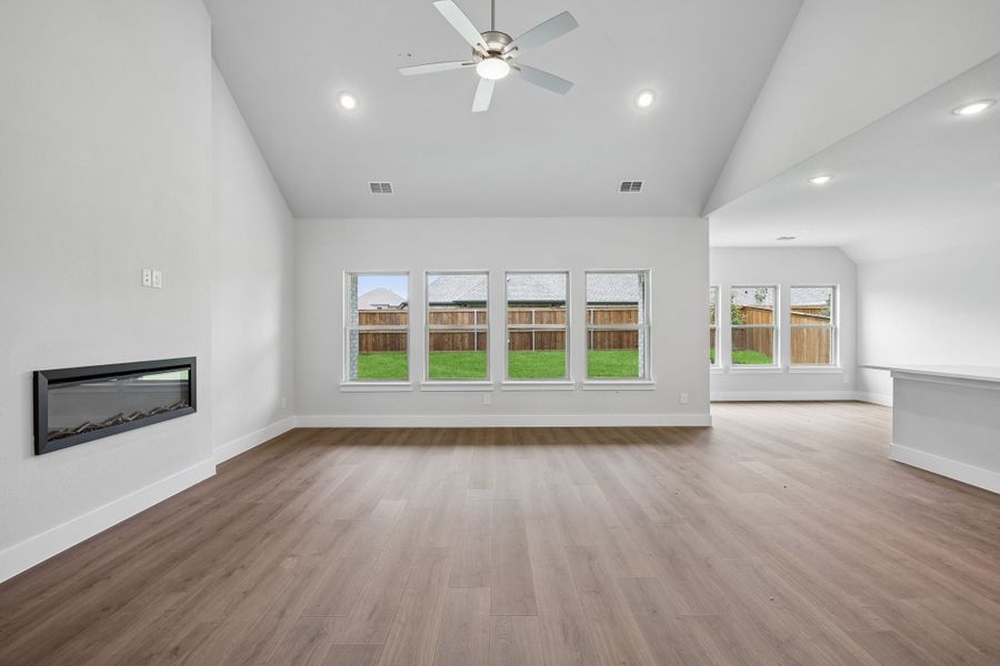 Spacious, unfurnished interior of a new home in Dove Hollow, Waxahachie (Image 17). Spacious, unfurnished interior of a new home in Dove Hollow, Waxahachie (Image 17).