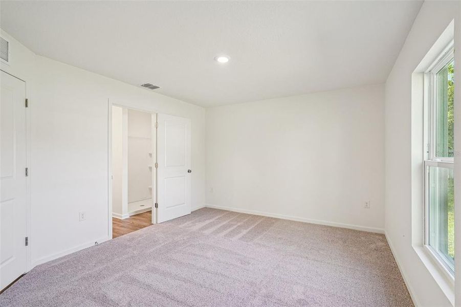 Spacious, unfurnished interior of a new home in Marion Oaks, Ocala (Image 13).