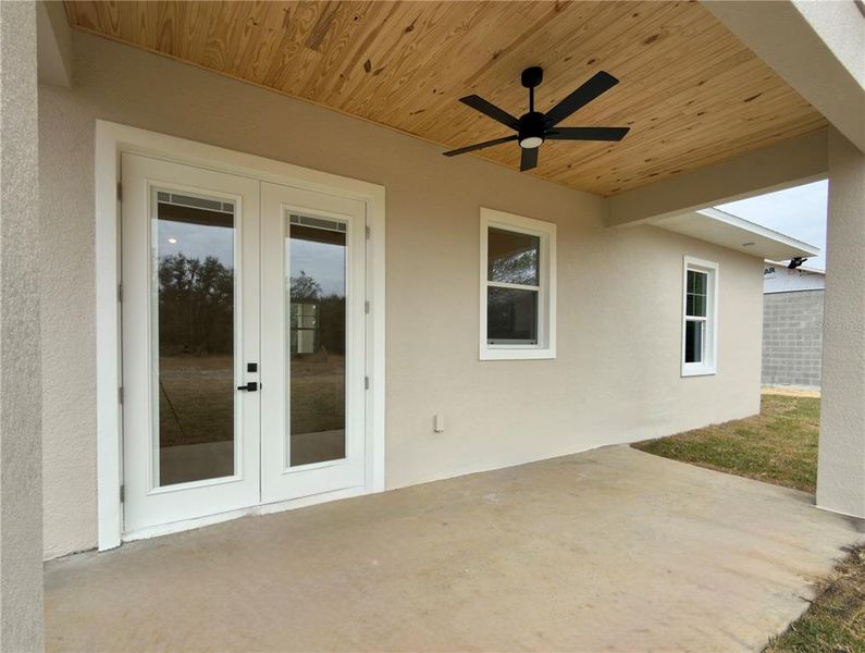 Exterior details and patio area of a home in , Avon Park (Image 15).