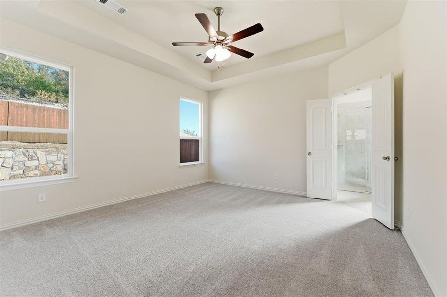 Spacious, unfurnished interior of a new home in Waterford Park, Weatherford (Image 38).