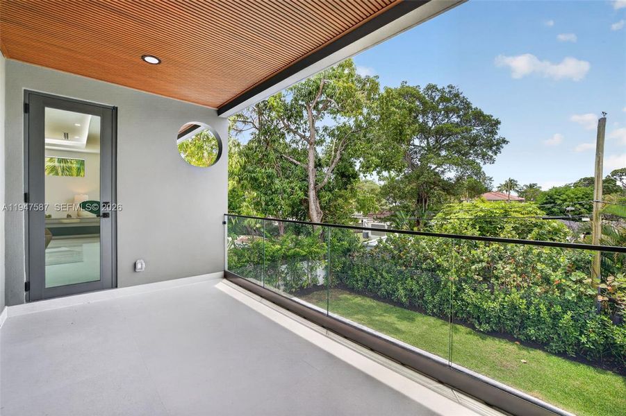 Exterior details and patio area of a home in , Fort Lauderdale (Image 4).
