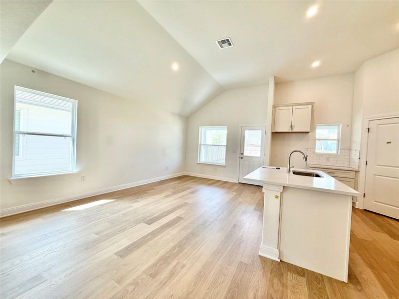 Spacious, unfurnished interior of a new home in Porter Country, Buda (Image 20).