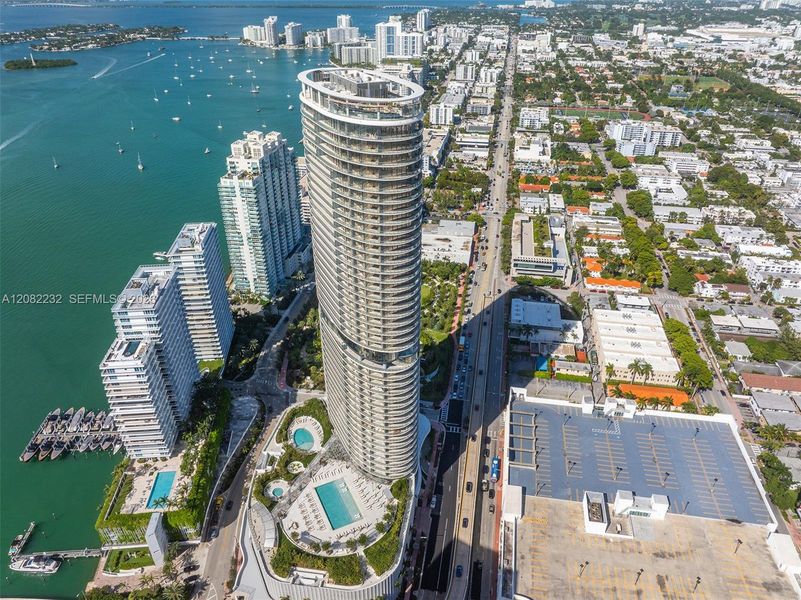 Condo located in Miami Beach, FL showcasing its design and architecture (Image 31).