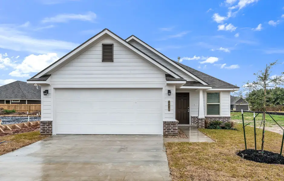 **Photos are sample photos of similar plan. Colors and features might vary** **Photos are sample photos of similar plan. Colors and features might vary**