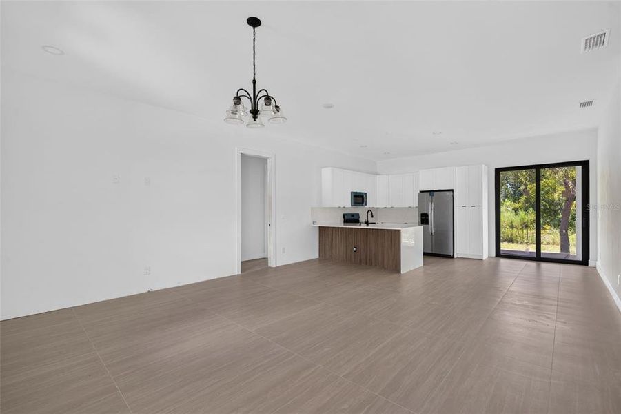 Spacious, unfurnished interior of a new home in , Port Charlotte (Image 10).