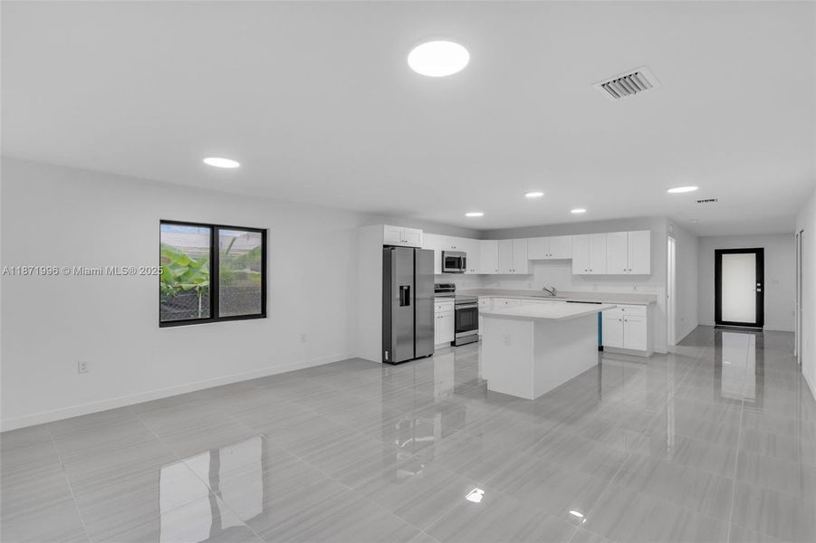 Spacious, unfurnished interior of a new home in , Miami Gardens (Image 24).