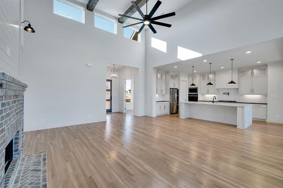 Spacious, unfurnished interior of a new home in , Aledo (Image 9).