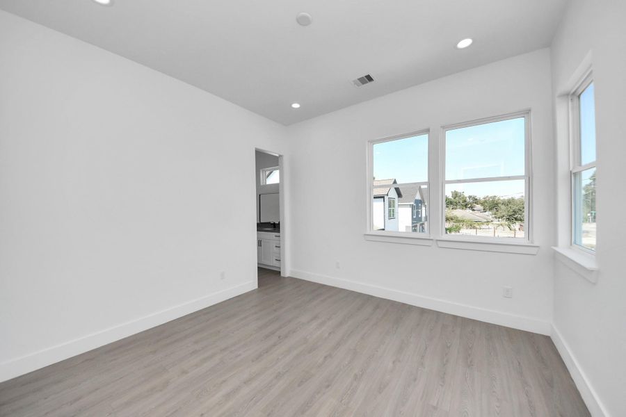Spacious, unfurnished interior of a new home in , Houston (Image 37).