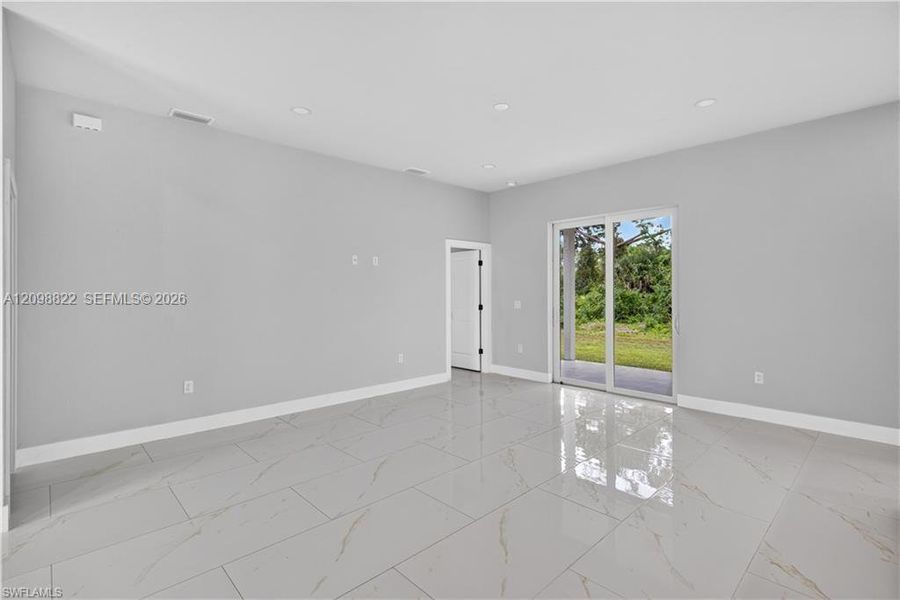 Spacious, unfurnished interior of a new home in , Lehigh Acres (Image 10).