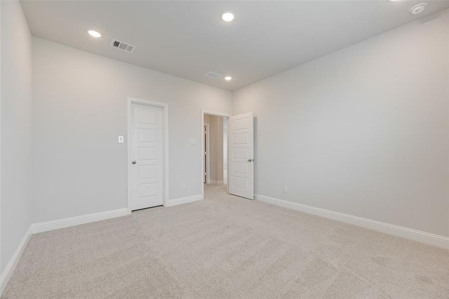 Spacious, unfurnished interior of a new home in Bayside, Rowlett (Image 24).