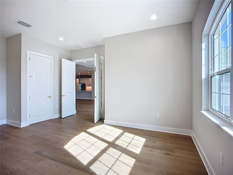 Spacious, unfurnished interior of a new home in Hampton Lakes, Sarasota (Image 42). Spacious, unfurnished interior of a new home in Hampton Lakes, Sarasota (Image 42).