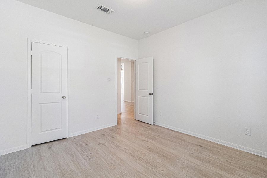 Spacious, unfurnished interior of a new home in Columbia Lakes, West Columbia (Image 28).