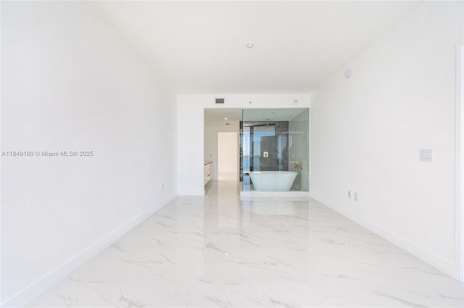 Spacious, unfurnished interior of a new home in Aria Reserve, Miami (Image 30).