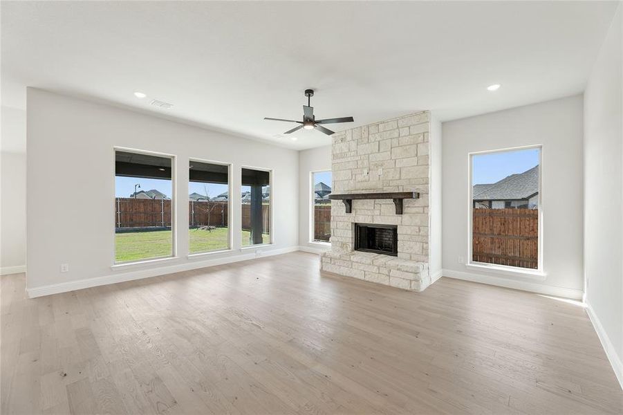 Spacious, unfurnished interior of a new home in North Grove, Waxahachie (Image 21).