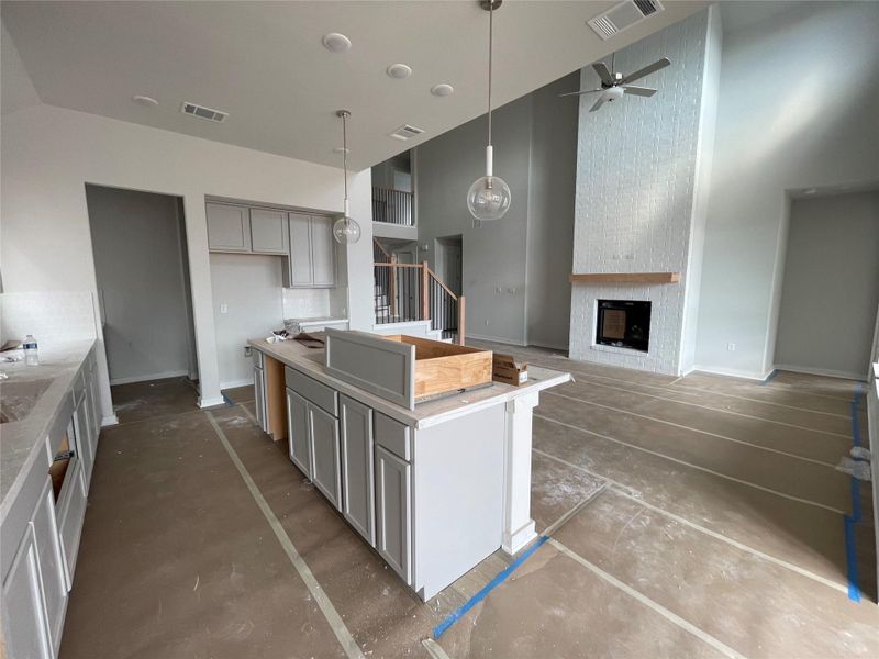 Large Center Island in Kitchen