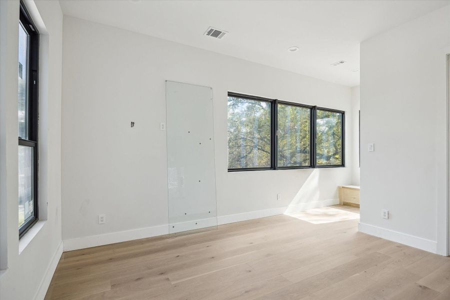 Spacious, unfurnished interior of a new home in , Houston (Image 25).