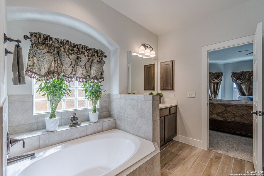 Furnished interior view inside a new home in Hiddenbrooke, Seguin (Image 12).