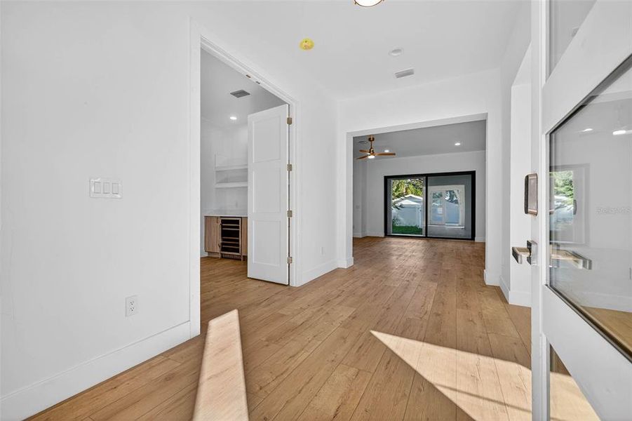 Spacious, unfurnished interior of a new home in , St. Petersburg (Image 20).