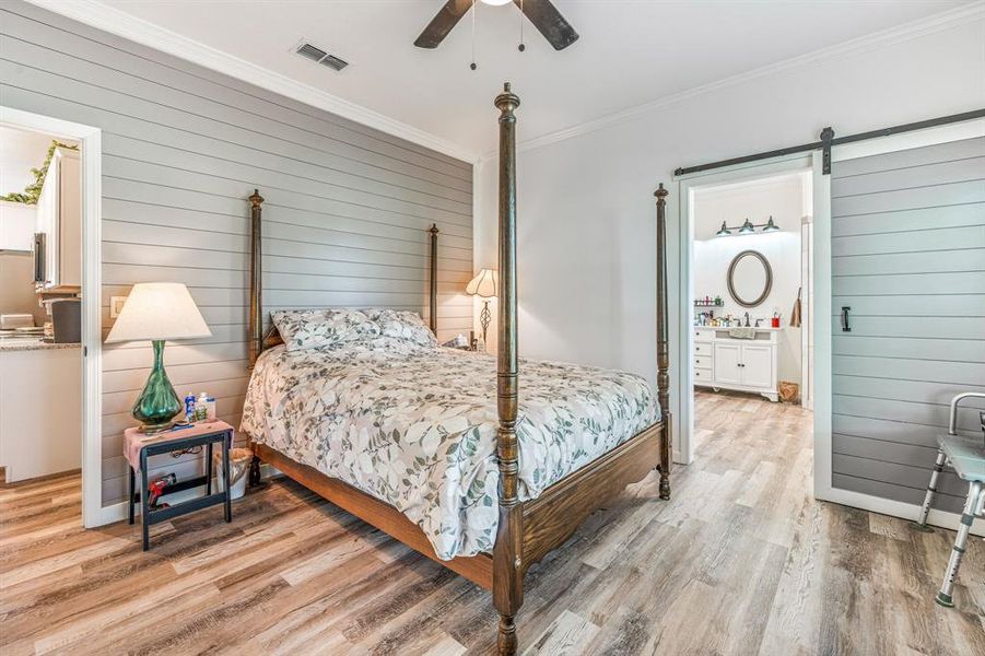 Furnished interior view inside a new home in , Comanche (Image 25).