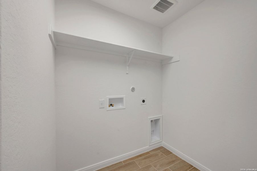 Spacious, unfurnished interior of a new home in Chaparral Ranch, Floresville (Image 36).