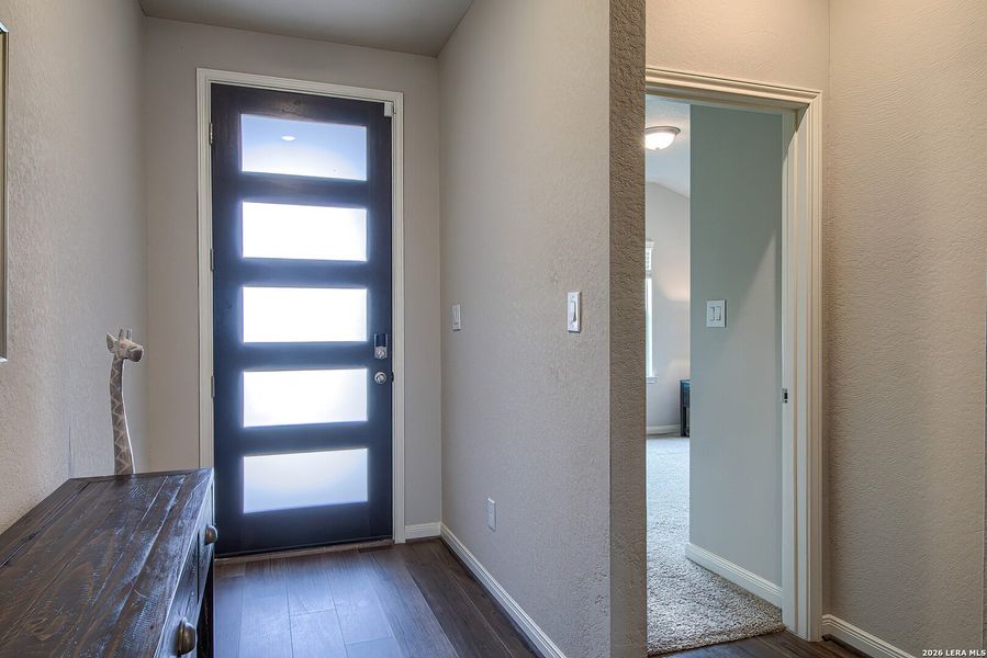 Spacious, unfurnished interior of a new home in Arcadia Ridge - Classic Series, San Antonio (Image 21).