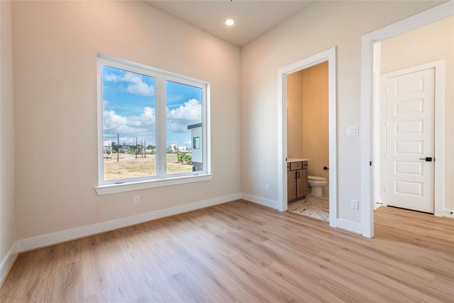 Spacious, unfurnished interior of a new home in , Seabrook (Image 37).