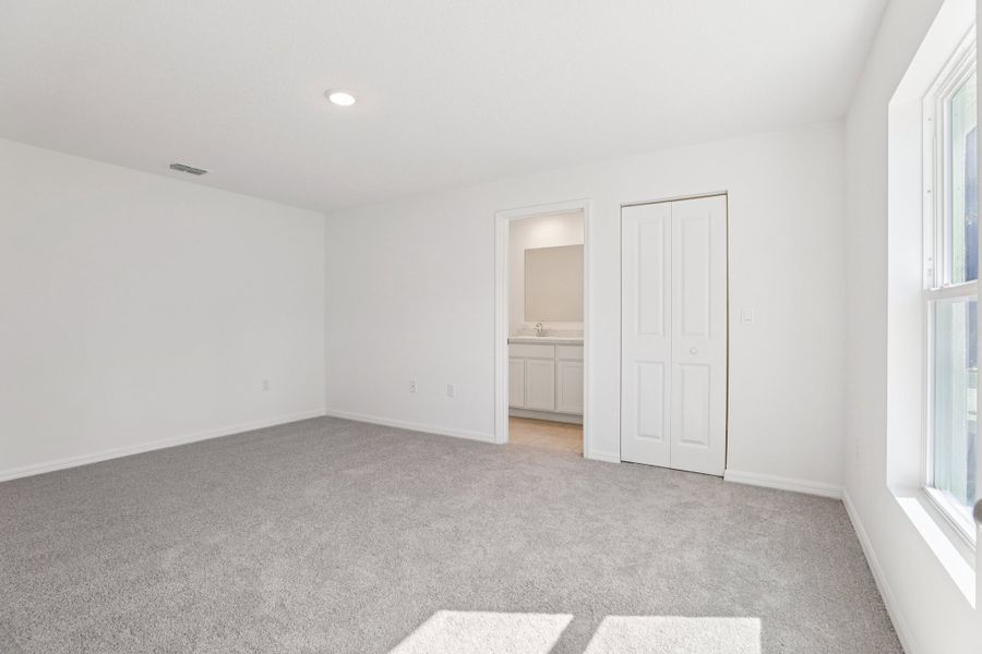 Spacious, unfurnished interior of a new home in Vero Lake Estates, Vero Beach (Image 14).