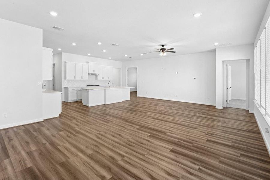 Spacious, unfurnished interior of a new home in The Colony, Bastrop (Image 27).