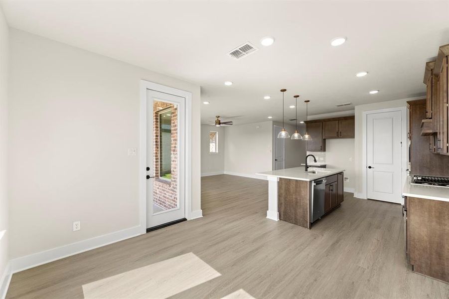 12. 1144 Amaryllis - Dining (2)