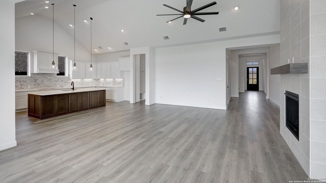 Spacious, unfurnished interior of a new home in Kallison Ranch 60', San Antonio (Image 16).