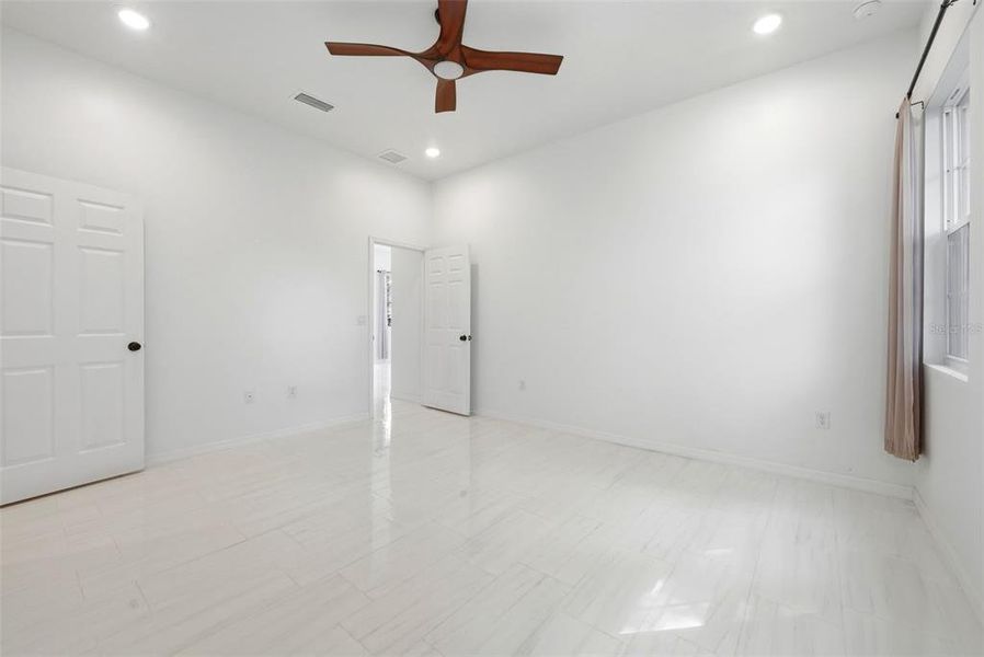 Spacious, unfurnished interior of a new home in , Eustis (Image 13).