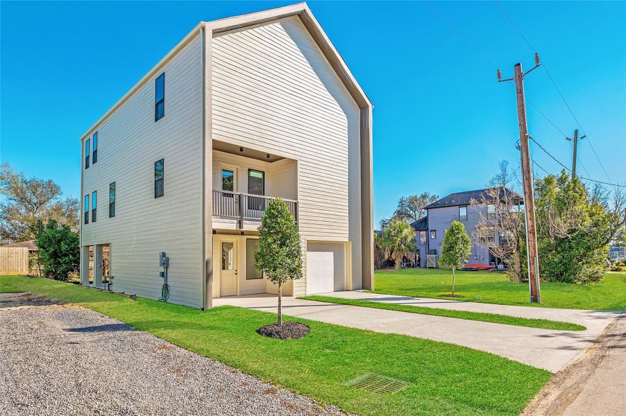 Exterior details and patio area of a home in , Clear Lake Shores (Image 27).